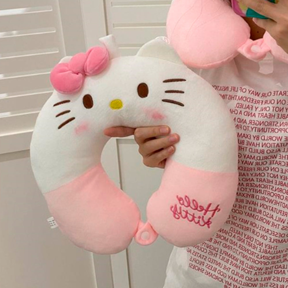 HELLO KITTY PODUSZKA PODRÓŻNA 30×30 CM –  DO SAMOLOTU, AUTA I NA CO DZIEŃ KUROMI HELLO KITTY PODUSZKA