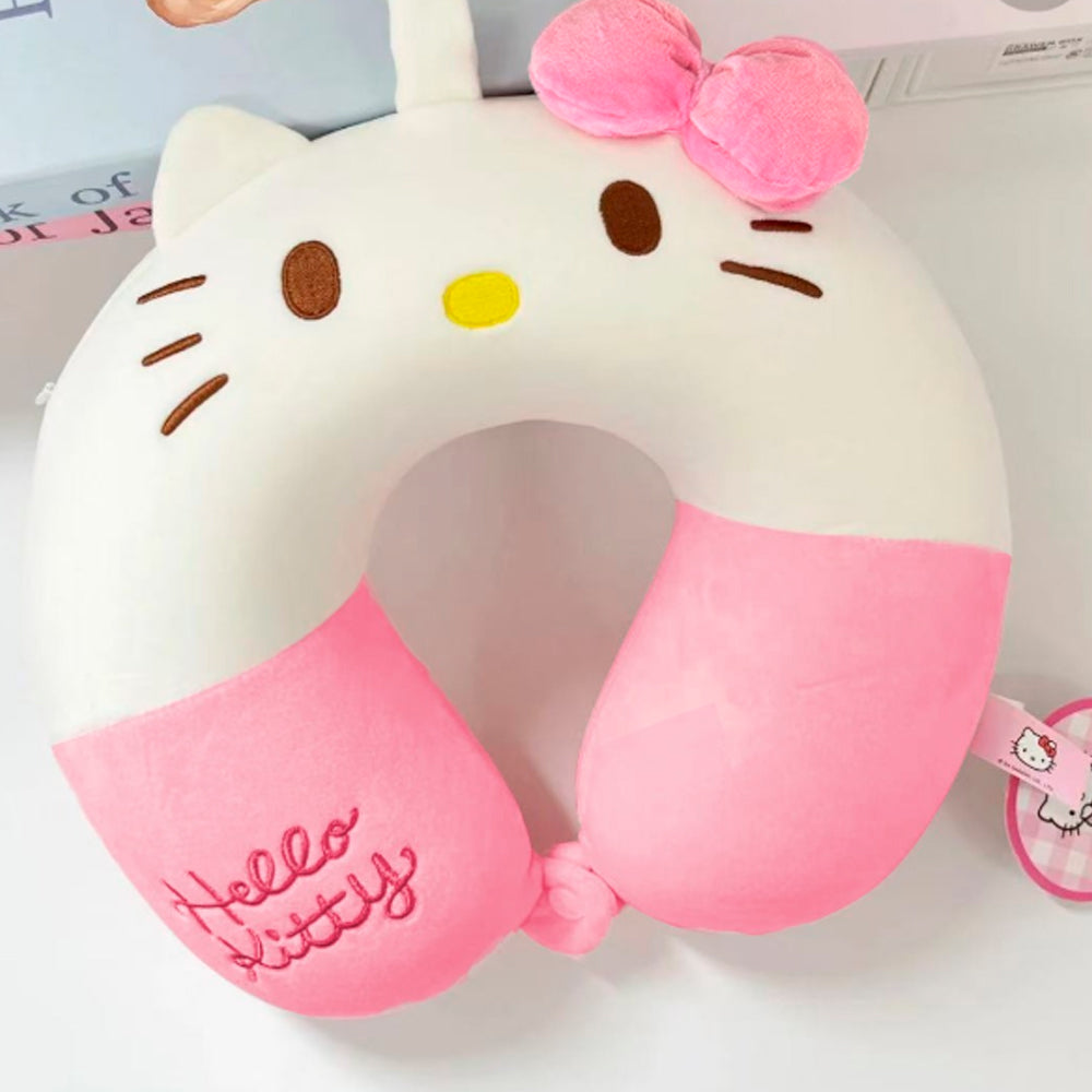HELLO KITTY PODUSZKA PODRÓŻNA 30×30 CM –  DO SAMOLOTU, AUTA I NA CO DZIEŃ KUROMI HELLO KITTY PODUSZKA