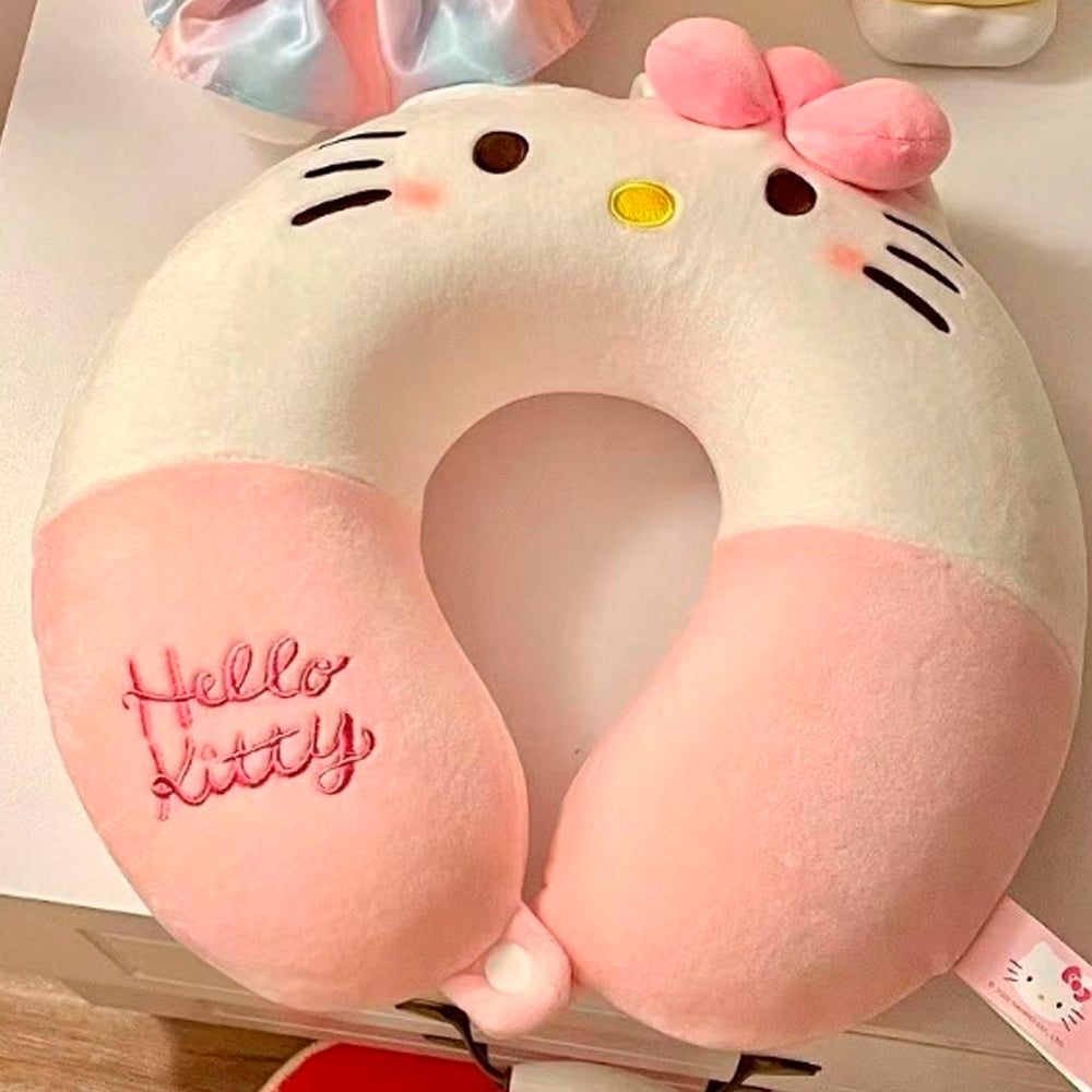 HELLO KITTY PODUSZKA PODRÓŻNA 30×30 CM –  DO SAMOLOTU, AUTA I NA CO DZIEŃ KUROMI HELLO KITTY PODUSZKA