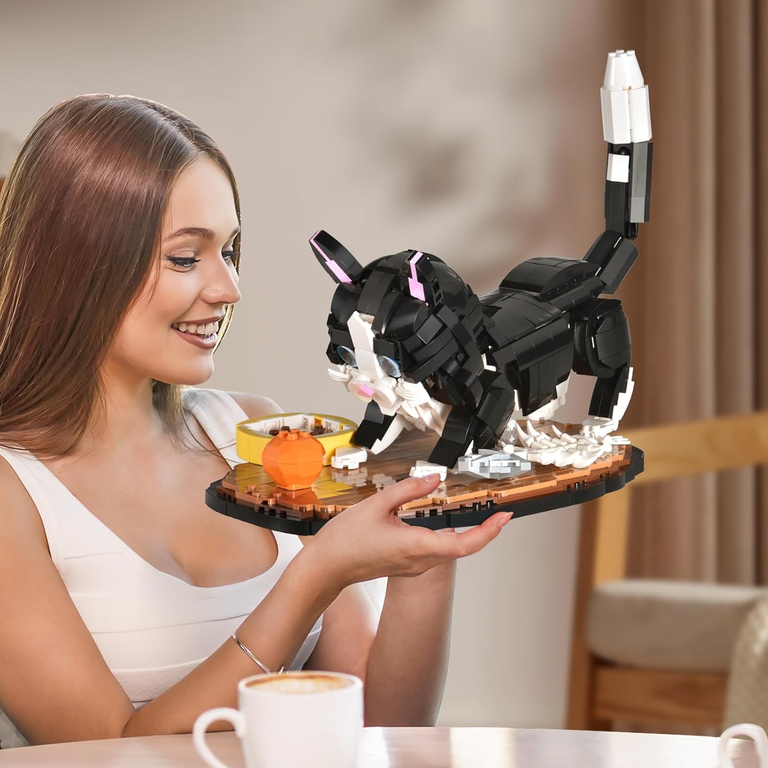 KLOCKI KOTEK Z KLOCKÓW DEKORACYJNY MODEL 1200 EL KOT ZE STOJAKIEM PREZENT