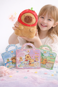 ZESTAW 2W1 CAPYBARA PLUSZAK 20 CM + ALBUM Z NAKLEJKAMI TOREBKA DLA DZIECKA
