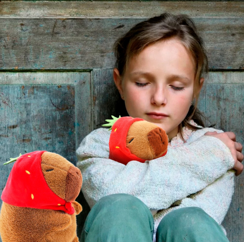 Truskawka kapibara pluszak kapibara z czapką truskawką kapibara