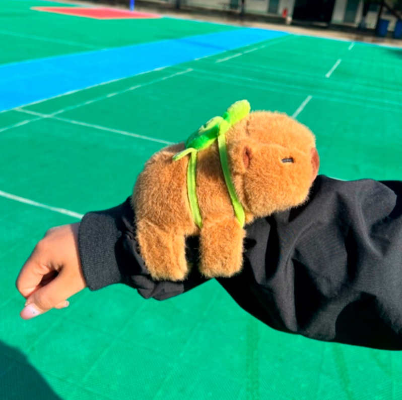 PLUSZAK KAPIBARA NA RĘKĘ Z PLECAKIEM ZABAWKA OPASKA MASKOTKA MIĘKKA PREZENT