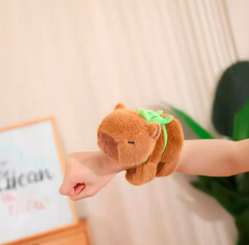 PLUSZAK KAPIBARA NA RĘKĘ Z PLECAKIEM ZABAWKA OPASKA MASKOTKA MIĘKKA PREZENT