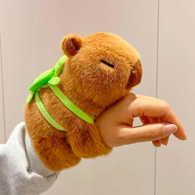 PLUSZAK KAPIBARA NA RĘKĘ Z PLECAKIEM ZABAWKA OPASKA MASKOTKA MIĘKKA PREZENT