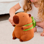 ZABAWKA KAPIBARA Z PLECAKIEM PLUSZOWA 45 CM Z PLUSZOWYM ŻÓŁWIEM PLUSZAK