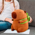 ZABAWKA KAPIBARA Z PLECAKIEM PLUSZOWA 45 CM Z PLUSZOWYM ŻÓŁWIEM PLUSZAK