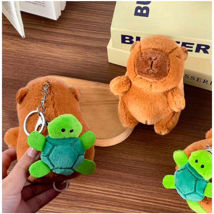 MASKOTKA PLUSZOWA PLUSZAK KAPIBARA Z MECHANIZMEM NAKRĘCAJĄCYM BRELOK 12 CM