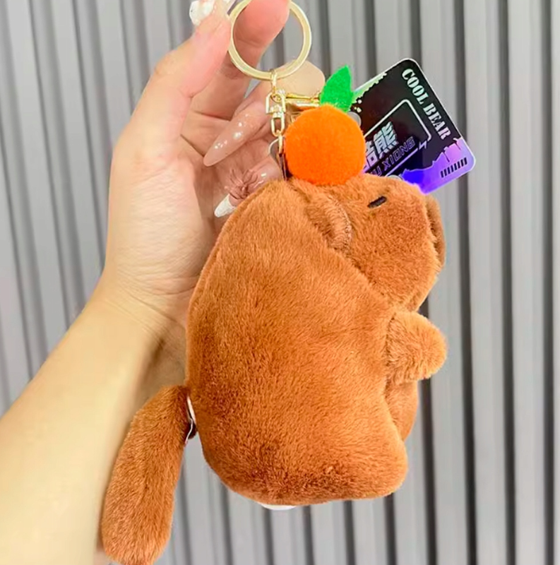 MASKOTKA PLUSZOWA PLUSZAK KAPIBARA Z MECHANIZMEM NAKRĘCAJĄCYM BRELOK 12 CM