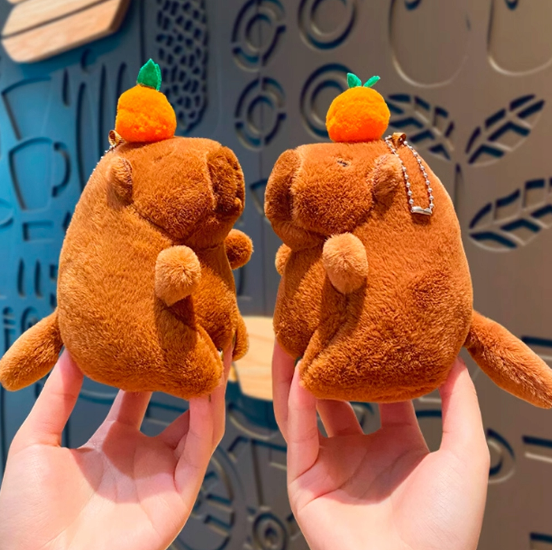 MASKOTKA PLUSZOWA PLUSZAK KAPIBARA Z MECHANIZMEM NAKRĘCAJĄCYM BRELOK 12 CM