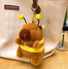 BRELOK KAPIBARA PSZCZOŁA Z ŻÓŁWIEM PLUSZOWA MASKOTKA Z RUCHOMYMI SKRZYDŁAMI