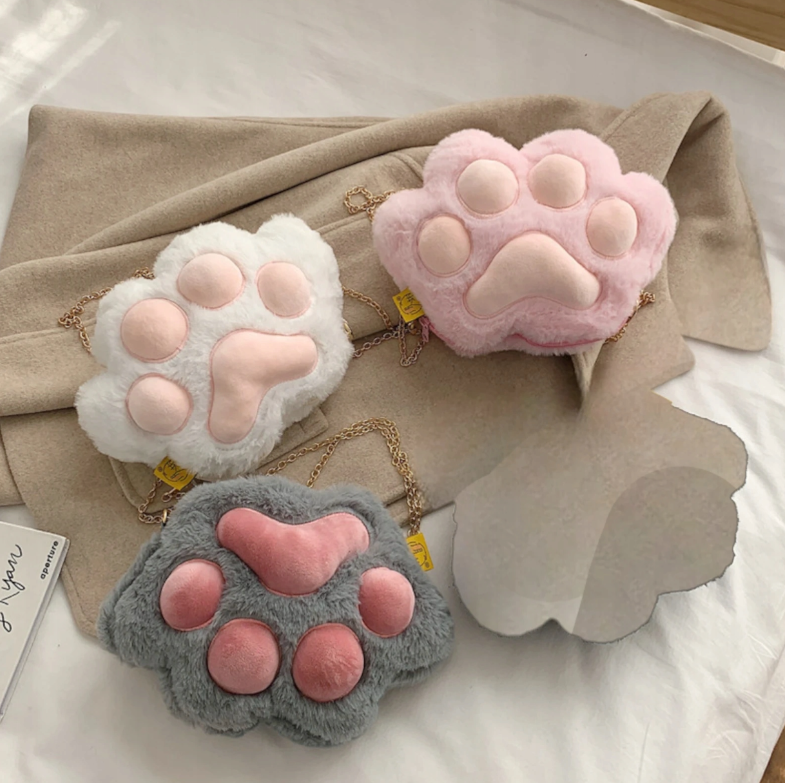 PLUSZOWA TOREBKA KOCIA ŁAPKA Z ŁAŃCUSZKIEM (25 X 15 CM)