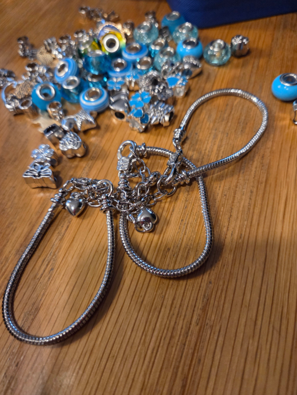 DZIECIĘCY ZESTAW KREATYWNY DO TWORZENIA BRANSOLETEK ZAWIESZEK DIY