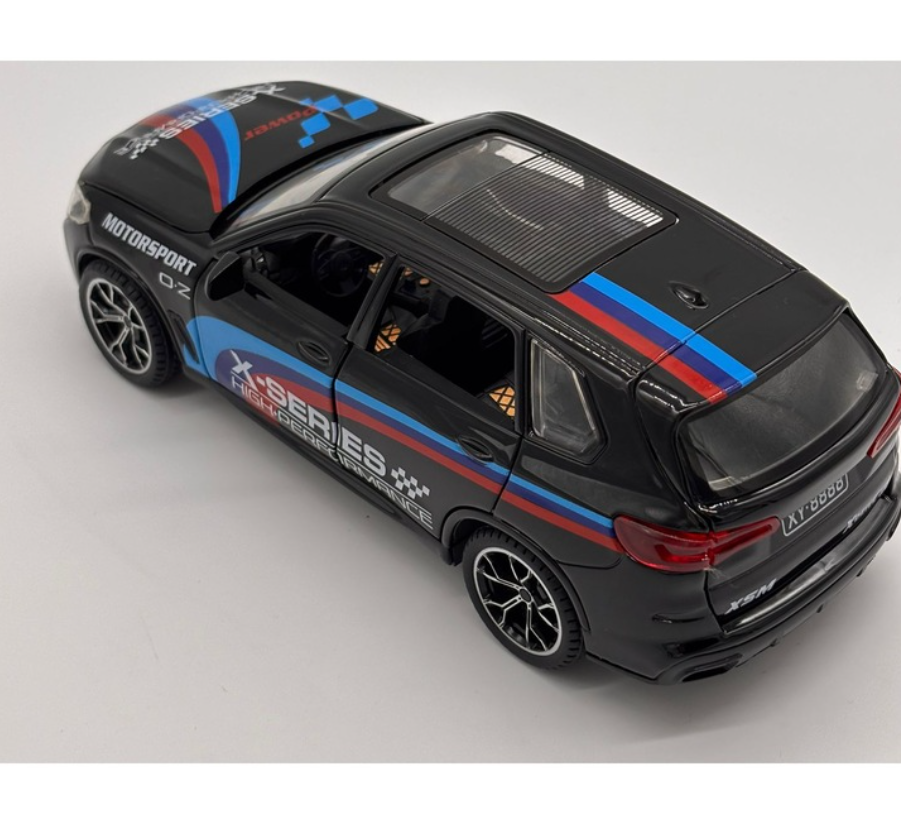 METALOWY SAMOCHÓD BMW X5 COMPETITION 20 CM ŚWIATŁA, OTWIERANE ELEMENTY