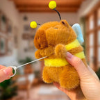 BRELOK KAPIBARA Z ŻÓŁWIEM PLUSZOWA MASKOTKA Z RUCHOMYMI SKRZYDŁAMI PSZCZOŁA